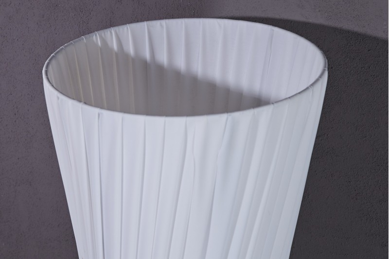 Lampadaire ovale 160 cm en tissu de latex plissé coloris blanc