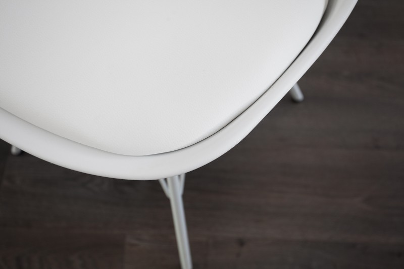Chaises rétro en simili cuir blanc