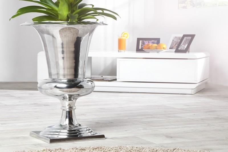 Vase design en aluminium de couleur argenté