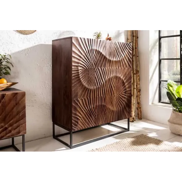 Buffet haut SCORPION 120 cm – Bois massif d’acacia brun foncé, piètement métal noir, façades sculptées 3D