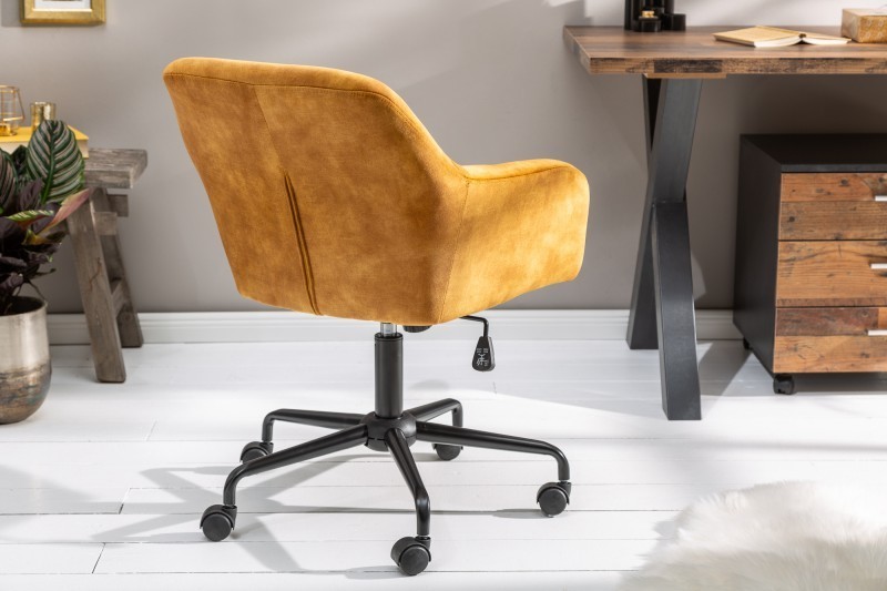Chaise de bureau en velours coloris  jaune moutarde avec un dossier capitonné