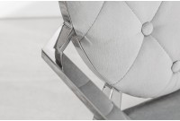 chaise design baroque de salle à manger en velours coloris gris avec accoudoirs