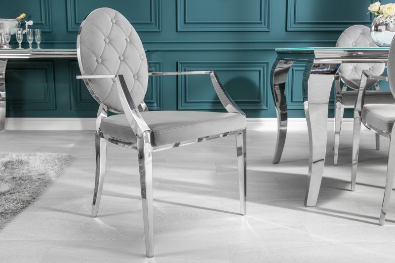chaise design baroque de salle à manger en velours coloris gris avec accoudoirs